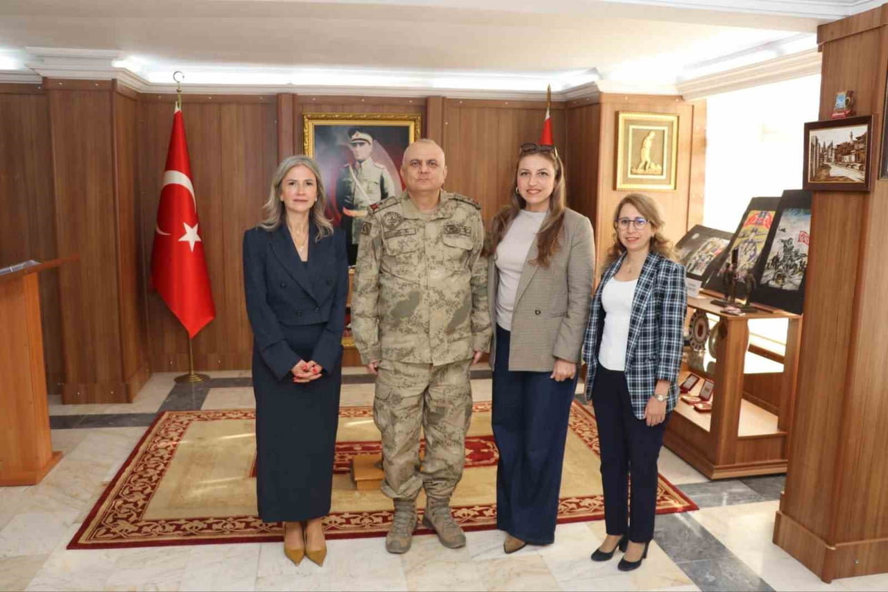 KARS KIZILAY ŞUBESİ’NDEN İL JANDARMA KOMUTANI COŞKUN’A HAYIRLI OLSUN ZİYARETİ(KARS-İHA)