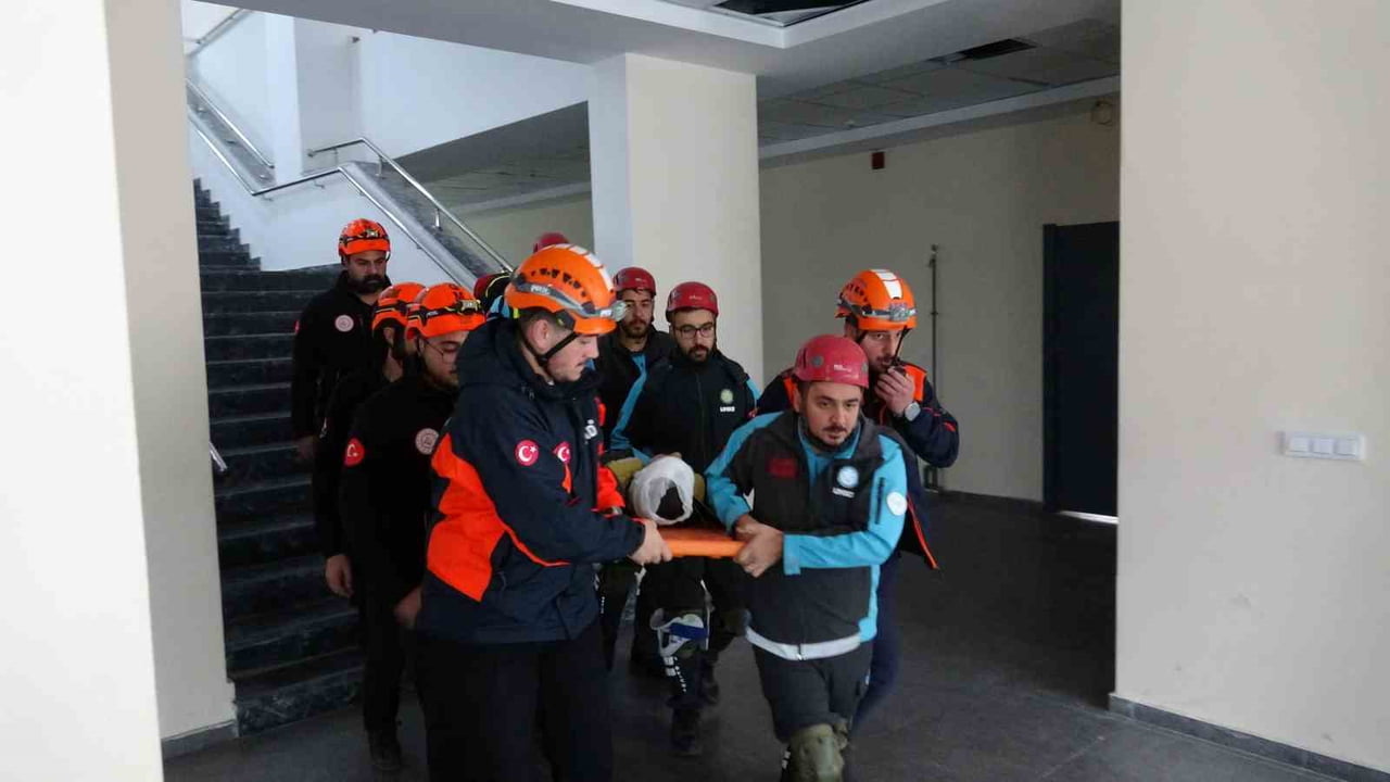 KARS’TA AFETLERE KARŞI FARKINDALIĞI ARTIRMAK AMACIYLA DÜZENLENEN TATBİKATTA, ÖĞRENCİLER OKULDAN...
