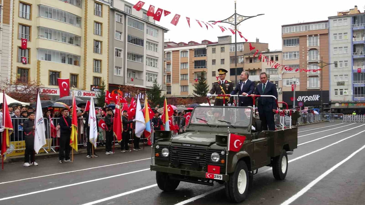 KARS’TA CUMHURİYET’İN 103. YILI YAĞMUR ALTINDA COŞKUYLA KUTLANDI(KARS-İHA)