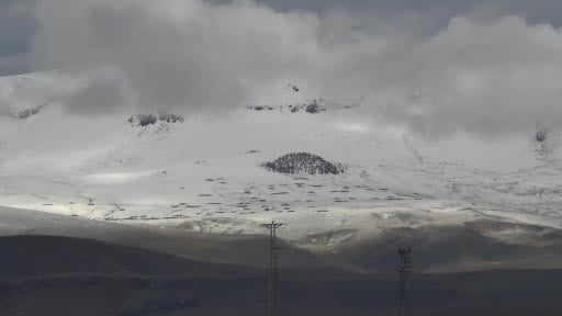 Kars’ta dağların zirvesi beyaza büründü