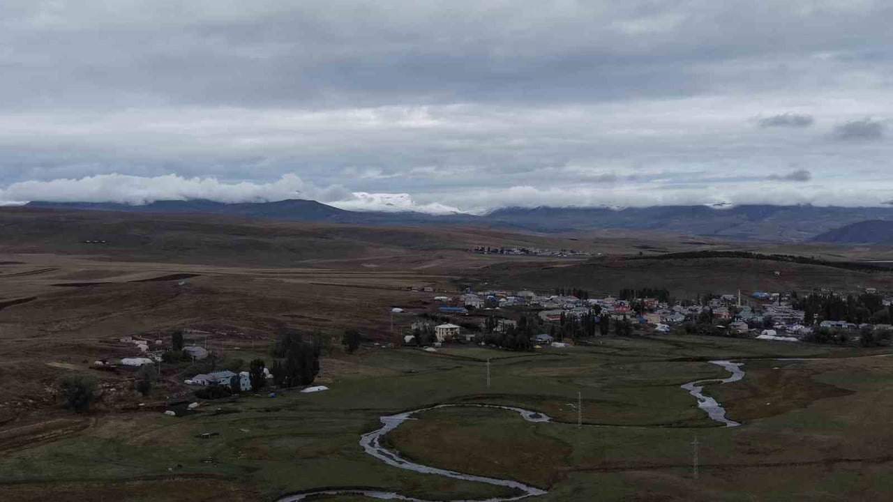 KARS’TA DAĞLARIN ZİRVESİ BEYAZA BÜRÜNDÜ