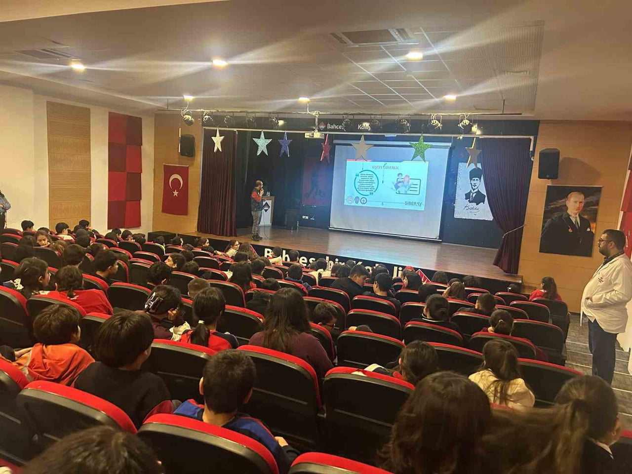 KARS’TA ÖĞRENCİLERE GÜVENLİ İNTERNET VE SİBER ZORBALIK SEMİNERİ(KARS-İHA)
