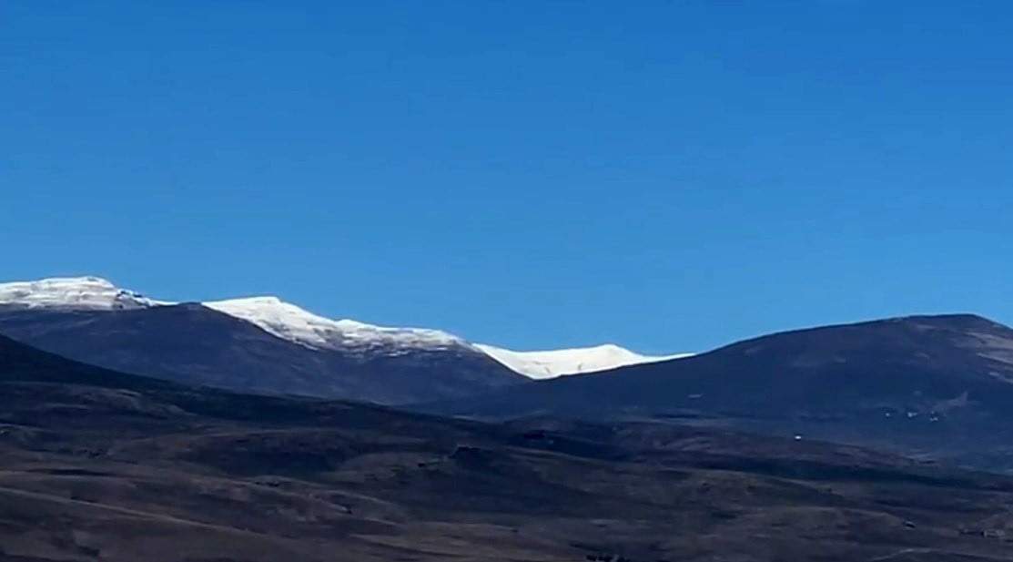 KARS’TA SOĞUK HAVA ETKİSİNİ ARTIRIRKEN, YÜKSEK KESİMLER MEVSİMİN İLK KARIYLA BEYAZA...