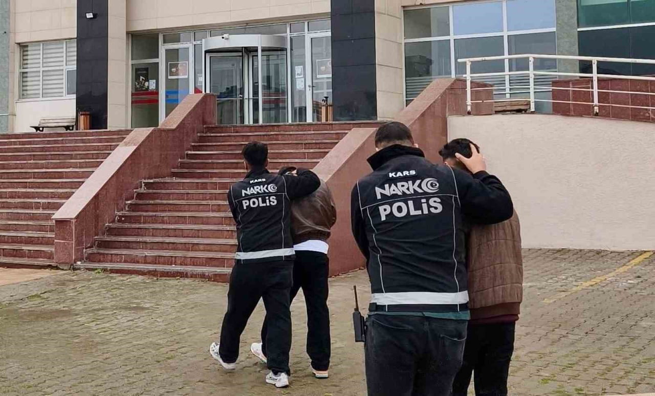 KARS’TA TORBACI OPERASYONU: 2 ŞÜPHELİ TUTUKLANDI(KARS-İHA)