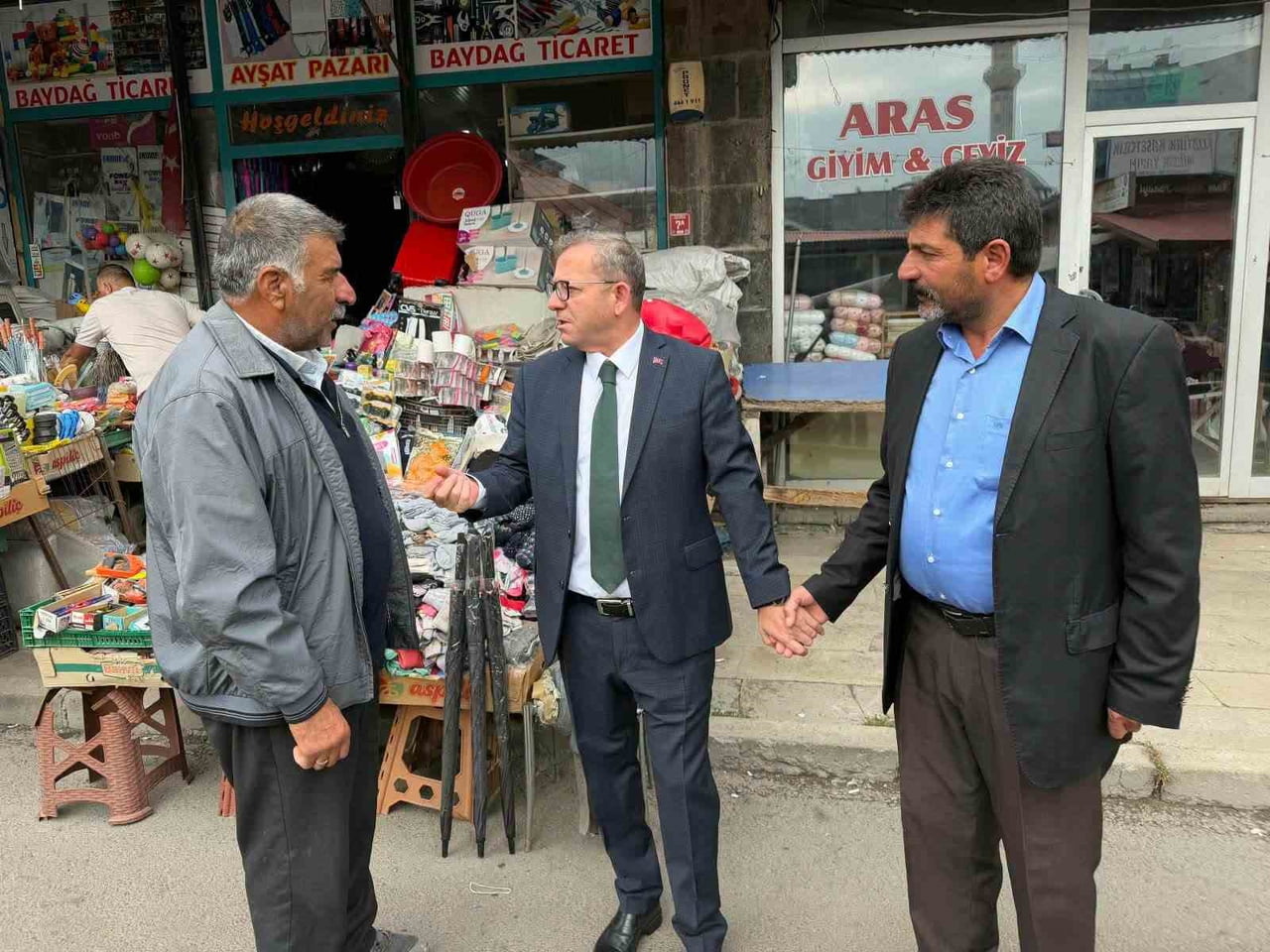 KARS VALİSİ ZİYA POLAT’TAN ESNAFA BEREKET, VATANDAŞA GÖNÜL MESAİSİ(KARS-İHA)