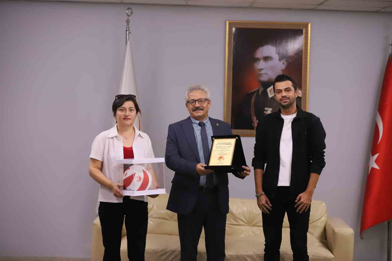 KARŞILAŞMA ÖNCESİNDE İZMİR BÜYÜKŞEHİR BELEDİYESİ MECLİS ÜYESİ HİDAYET PETİN’E (ORTADA) PLAKET...