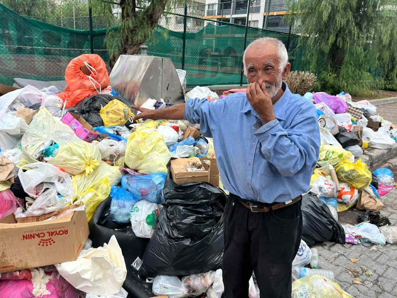 KARŞIYAKA İLÇESİNDE GÜNLERDİR TOPLANMAYAN EVSEL ATIKLAR NEDENİYLE SOKAKLARDA ÇÖP YIĞINLARI...