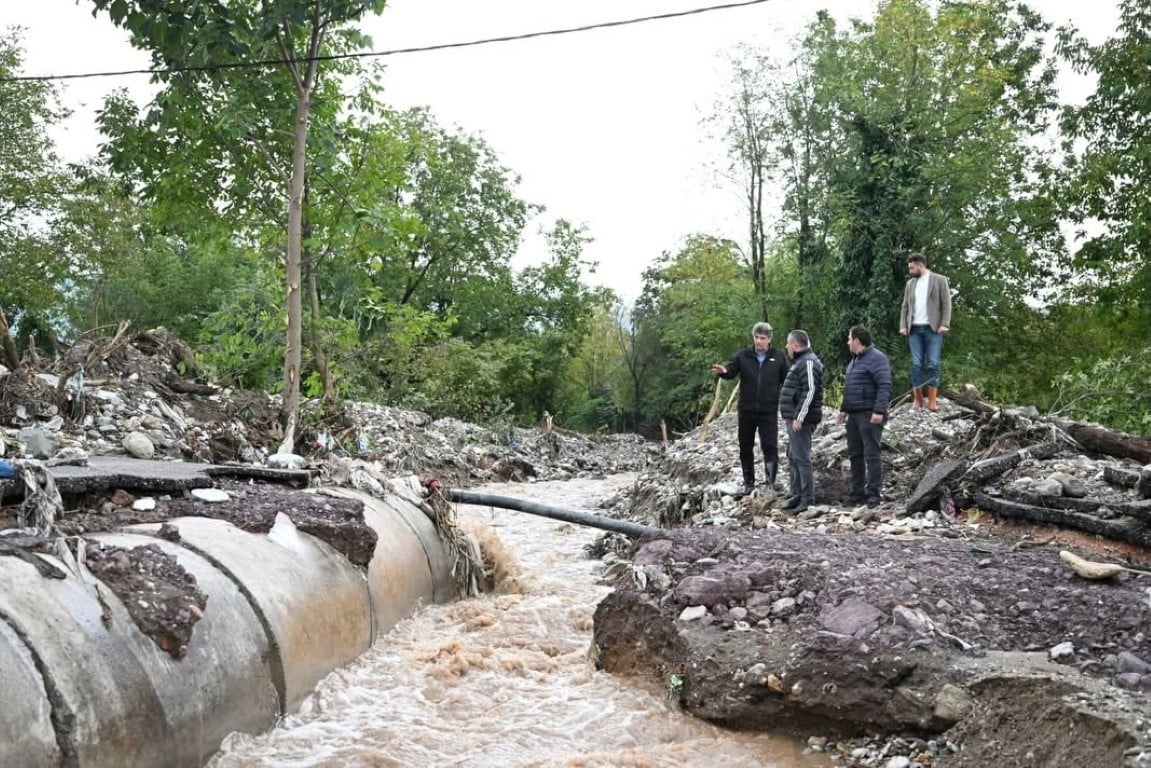 KARTEPE’DE ŞİDDETLİ YAĞIŞIN ARDINDAN SU TAHLİYESİ, YOL TEMİZLİĞİ VE HASAR GİDERME ÇALIŞMALARI...