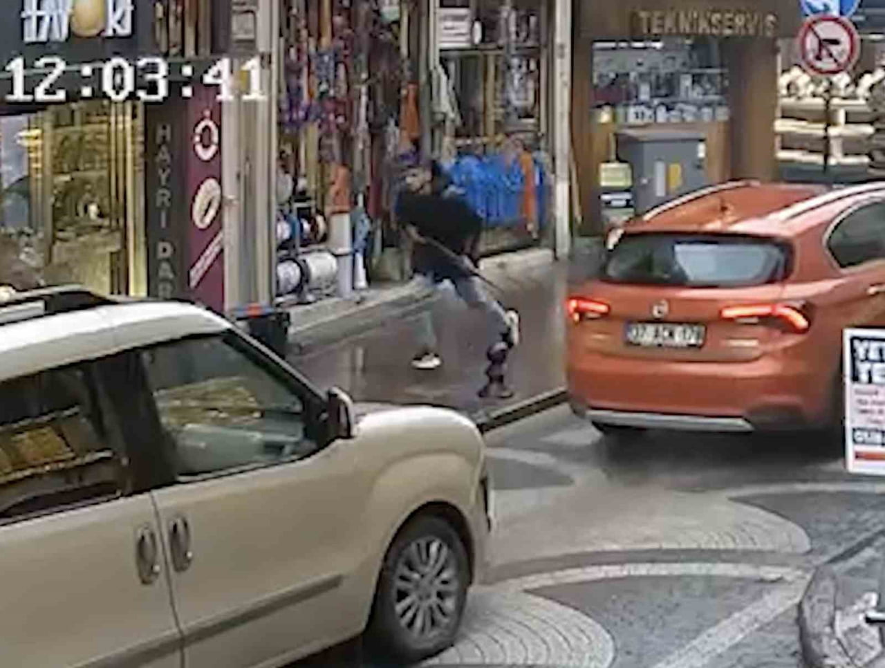 KASTAMONU'DA BİR SALDIRGANIN CADDEDE ETRAFA RASTGELELE ATEŞ AÇARAK 4 KİŞİYİ YARALADIĞI ANLARA AİT...