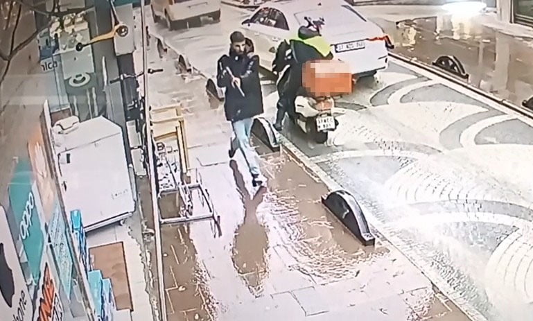KASTAMONU'DA CADDEDE ETRAFA RASTGELE ATEŞ AÇARAK 4 KİŞİYİ YARALAN ŞÜPHELİ, POLİS EKİPLERİNİN...