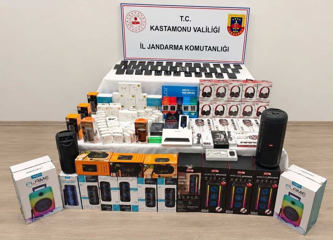 KASTAMONU'DA ÇOK SAYIDA KAÇAK ELEKTRONİK ÜRÜN ELE GEÇİRİLDİ.