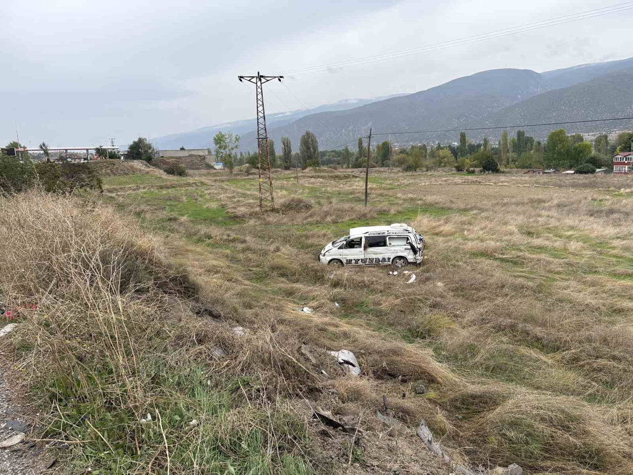 KASTAMONU'DA ŞARAMPOLE YUVARLANAN MİNİBÜSTEKİ 2 KİŞİ YARALANDI.
