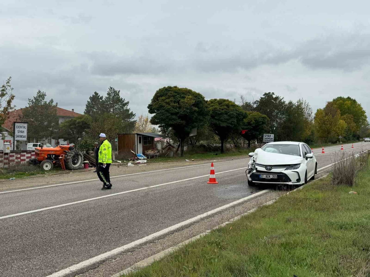 KASTAMONU'NUN TAŞKÖPRÜ İLÇESİNDE TRAKTÖRE ARKADAN ÇARPAN OTOMOBİLİN SÜRÜCÜSÜ...