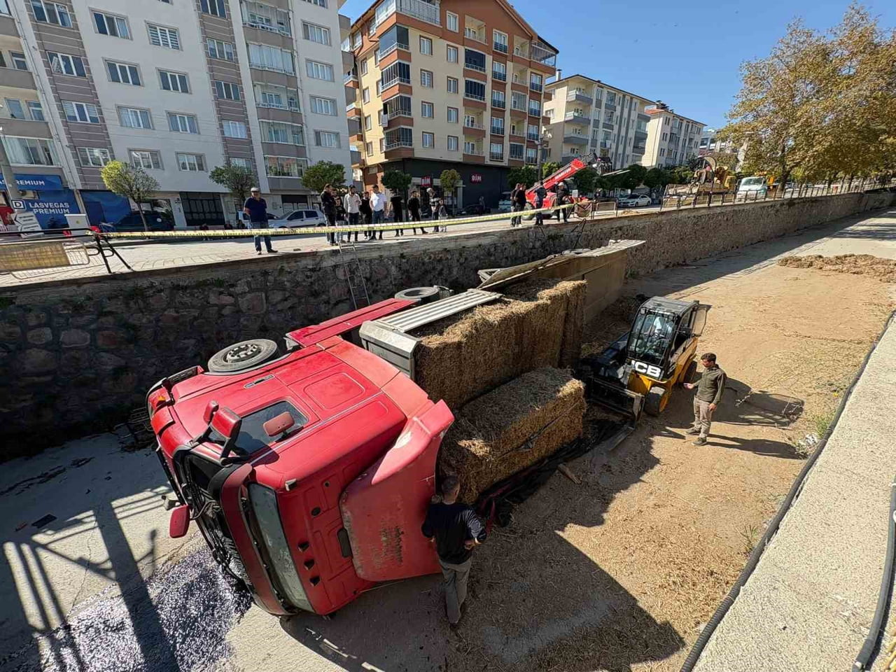 KASTAMONU'NUN TOSYA İLÇESİNDE PARK HALİNDEYKEN HAREKET ETMEYE BAŞLAYAN TIR, ÇAYA UÇTU.