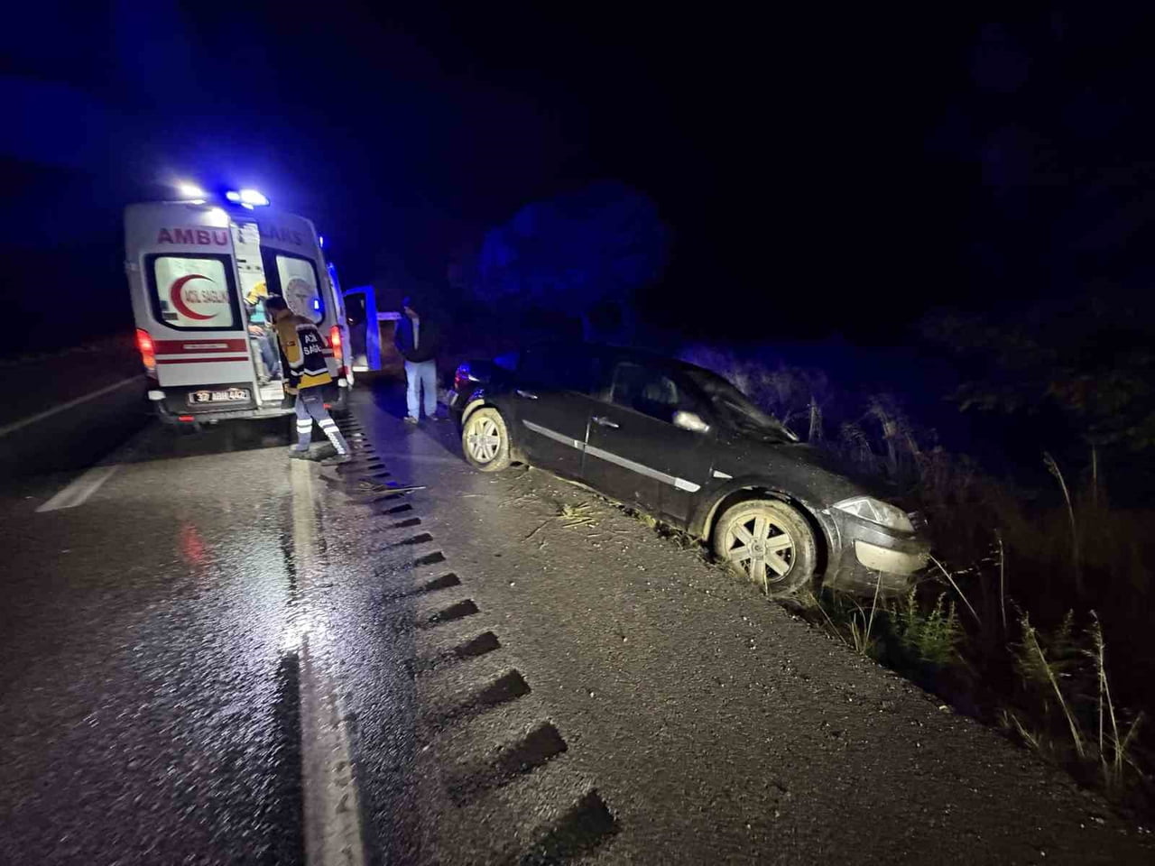 KASTAMONU'NUN TOSYA İLÇESİNDE YAĞIŞIN ETKİSİYLE KAYARAK ORTA REFÜJE ÇARPIP KARŞI ŞERİDE GEÇEN...