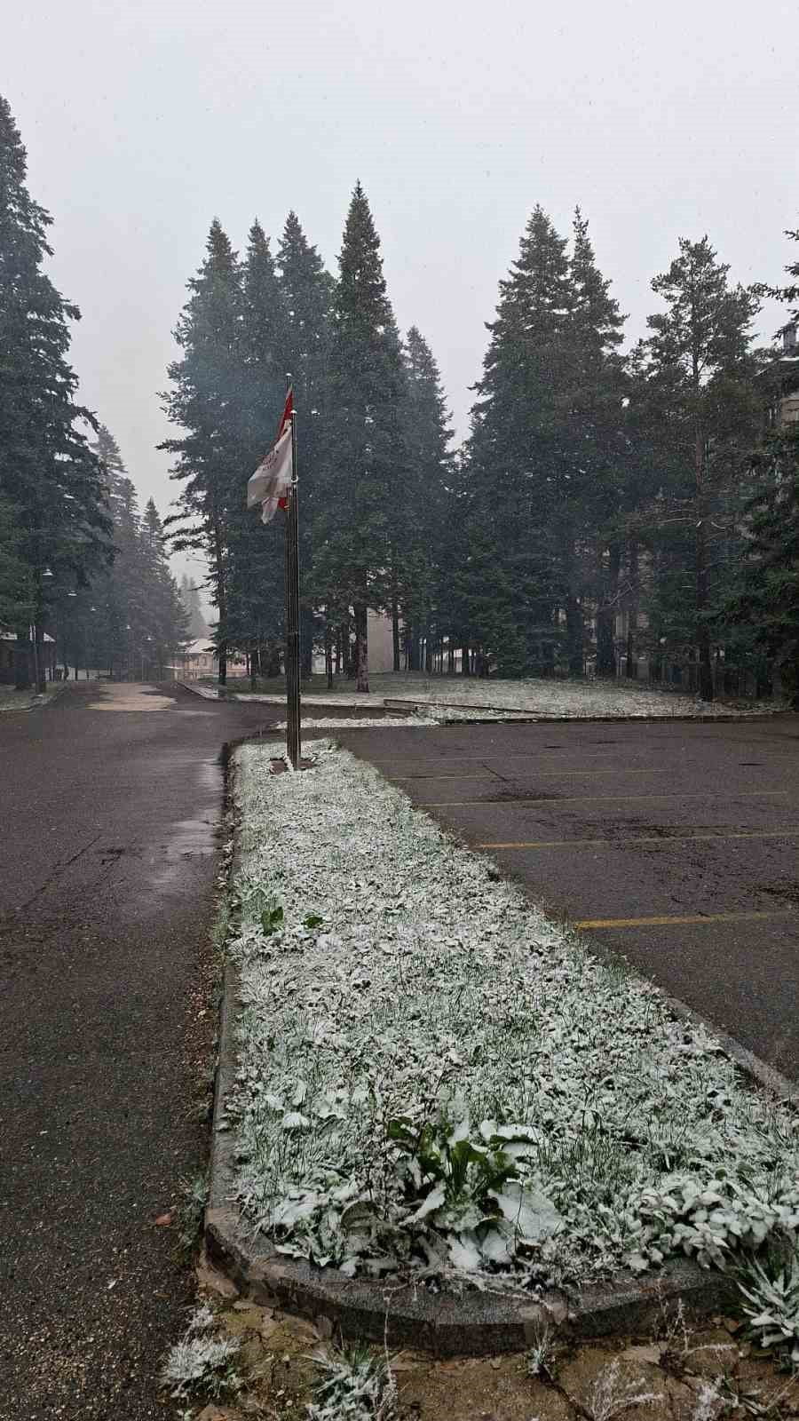 KASTAMONU-ÇANKIRI SINIRINDA BULUNAN ILGAZ DAĞI'NDA KAR YAĞIŞI ETKİLİ OLUYOR.