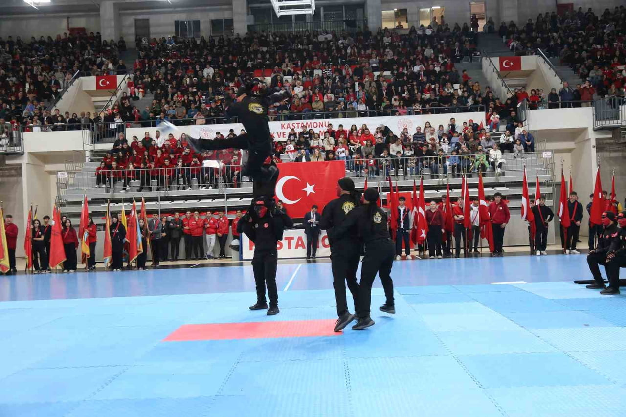 KASTAMONU’DA CUMHURİYET BAYRAMI TÖRENİNDE KOMANDOLARIN DÖVÜŞ SANATLARINDAKİ HÜNERLERİYLE...