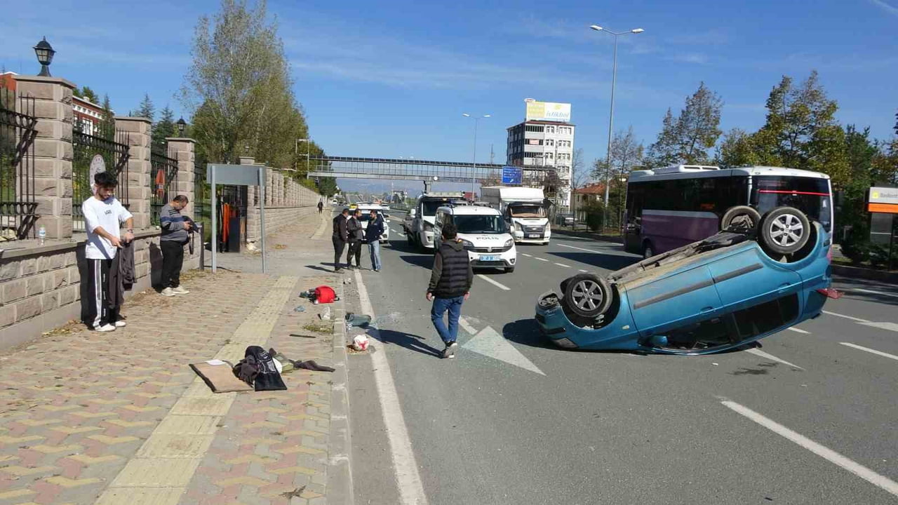 KASTAMONU’DA MİNİBÜSE ÇARPMAMAK İÇİN MANEVRA YAPAN OTOMOBİL, KALDIRIMA ÇARPARAK TAKLA...