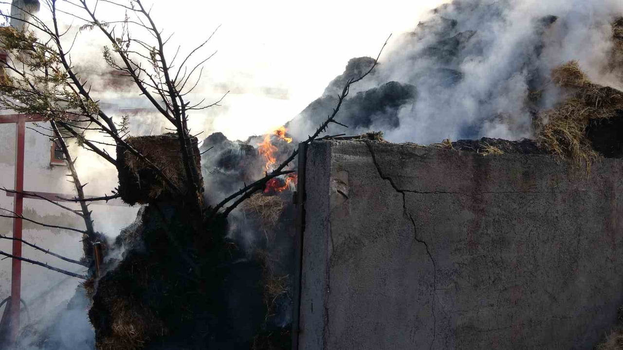 KASTAMONU’DA PATOZ MAKİNESİNDEN ÇIKAN KIVILCIMLAR YAKININDA BULUNAN SAMAN BALYALARINA SIÇRADI....