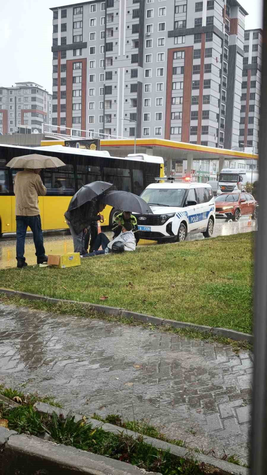 KASTAMONU’DA SAĞANAK YAĞIŞ NEDENİYLE KAYGANLAŞAN YOLDA MOTOSİKLETİNİ KAYDIRARAK DÜŞEN SÜRÜCÜ...