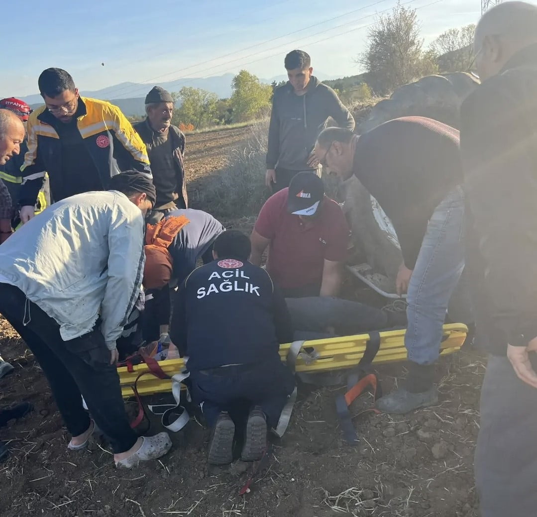 KASTAMONU’DA TARLASINI SÜRDÜĞÜ ESNADA DEVRİLEN TRAKTÖRÜN ALTINDA KALAN SÜRÜCÜ YARALANDI.