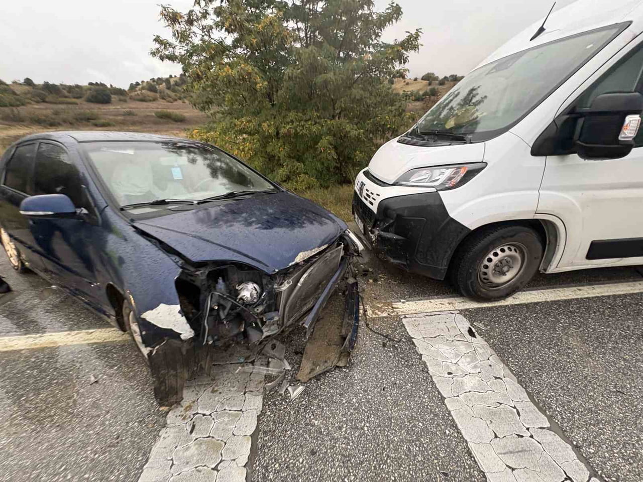 KASTAMONU’NUN TOSYA İLÇESİNDE D100 KARAYOLU ÜZERİNDE BİR OTOMOBİLİN BANKETE DÜŞMESİNİN ARDINDAN...