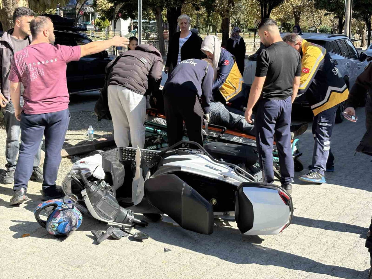KASTAMONU’NUN TOSYA İLÇESİNDE KAVŞAKTA OTOMOBİLE ÇARPAN MOTOSİKLETİN SÜRÜCÜSÜ...