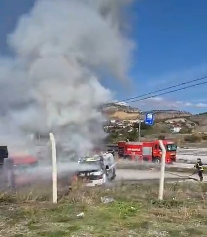 KASTAMONU’NUN TOSYA İLÇESİNDE PARK HALİNDE BULUNAN TANKER, ALEV ALEV YANDI. TANKERDE ÇIKAN...