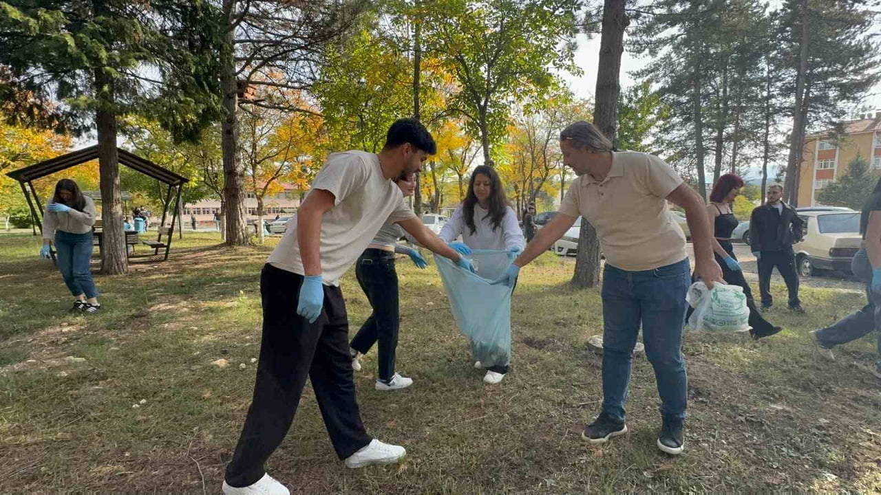KASTAMONU ÜNİVERSİTESİ RAFET VERGİLİ MESLEK YÜKSEKOKULU ÖĞRENCİLERİYLE AKADEMİSYENLER, KAMPÜSTE...