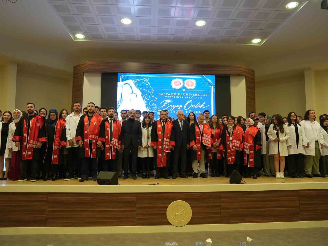 KASTAMONU ÜNİVERSİTESİ VETERİNER FAKÜLTESİ’NDE EĞİTİM GÖREN 70 ÖĞRENCİ, BEYAZ ÖNLÜKLERİNİ GİYEREK...
