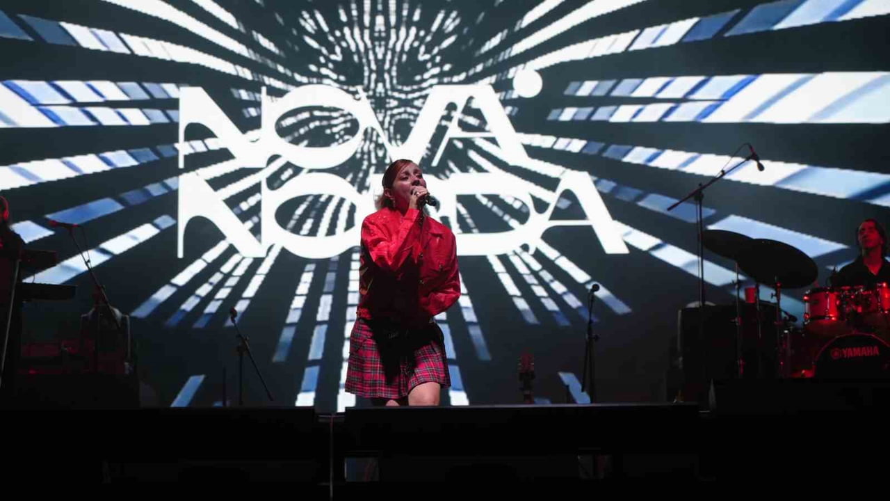 KATILIMCILAR, ATHENA ÖNCESİNDE SAHNEYE ÇIKAN NOVA NORDA VE DJ PERFORMANSLARIYLA DA EĞLENDİ.