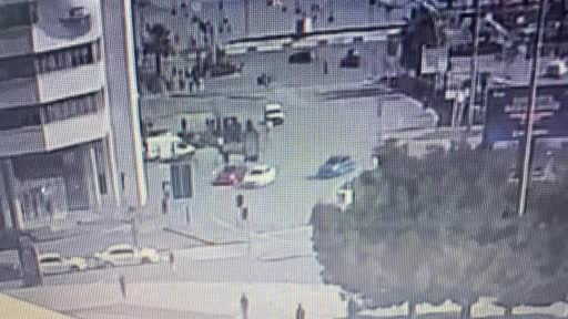 Kavşakta motosiklet devrildi, sürücü ve yolcu yerde böyle sürüklendi