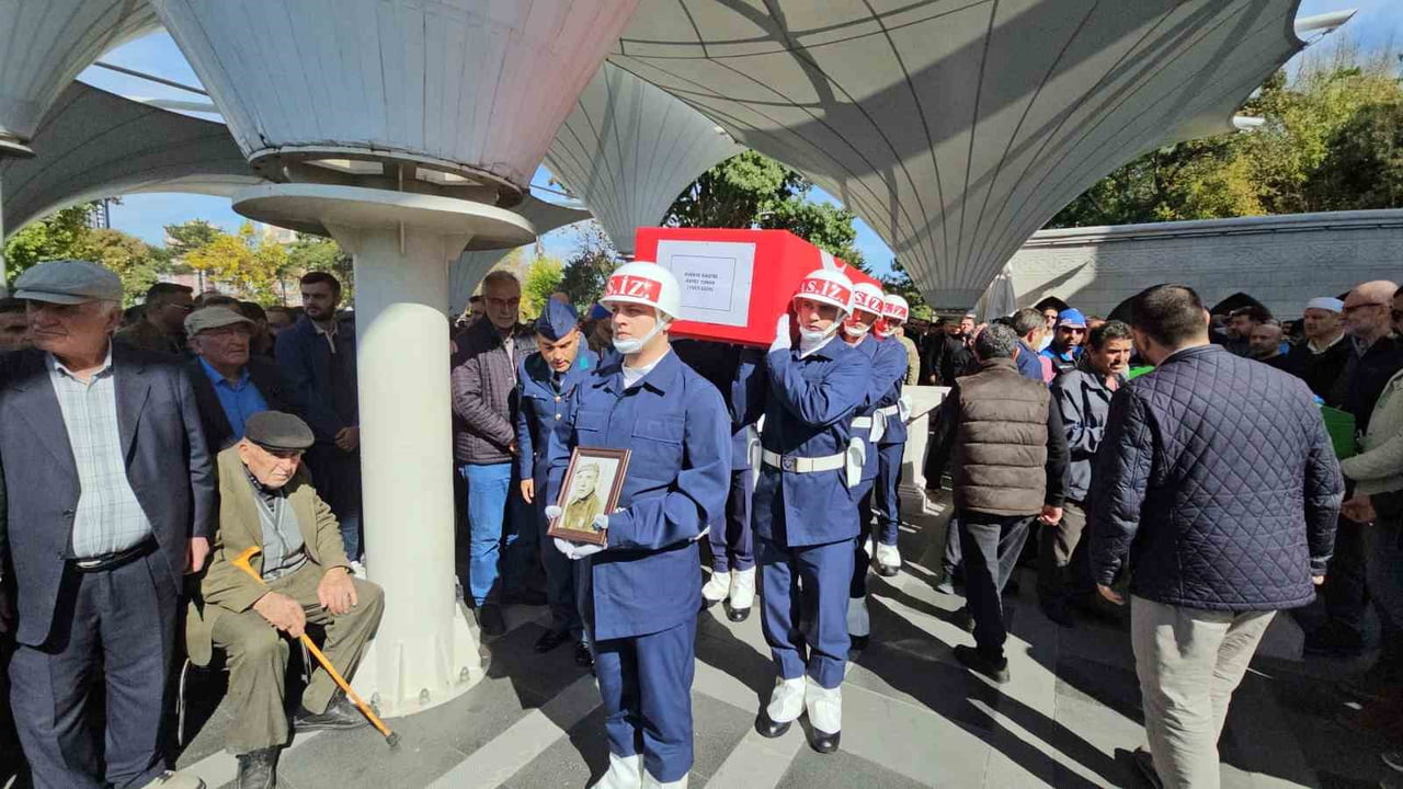 KAYSERİ'DE GEÇİRDİĞİ RAHATSIZLIK SONUCU HAYATINI KAYBEDEN KIBRIS GAZİSİ, ASKERİ TÖREN İLE SON...