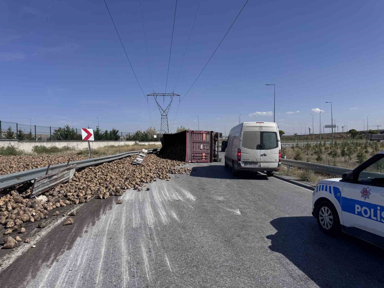 KAYSERİ'DE VİRAJI ALAMAYAN PANCAR YÜKLÜ TIR DEVRİLİRKEN SÜRÜCÜ YARALANDI.