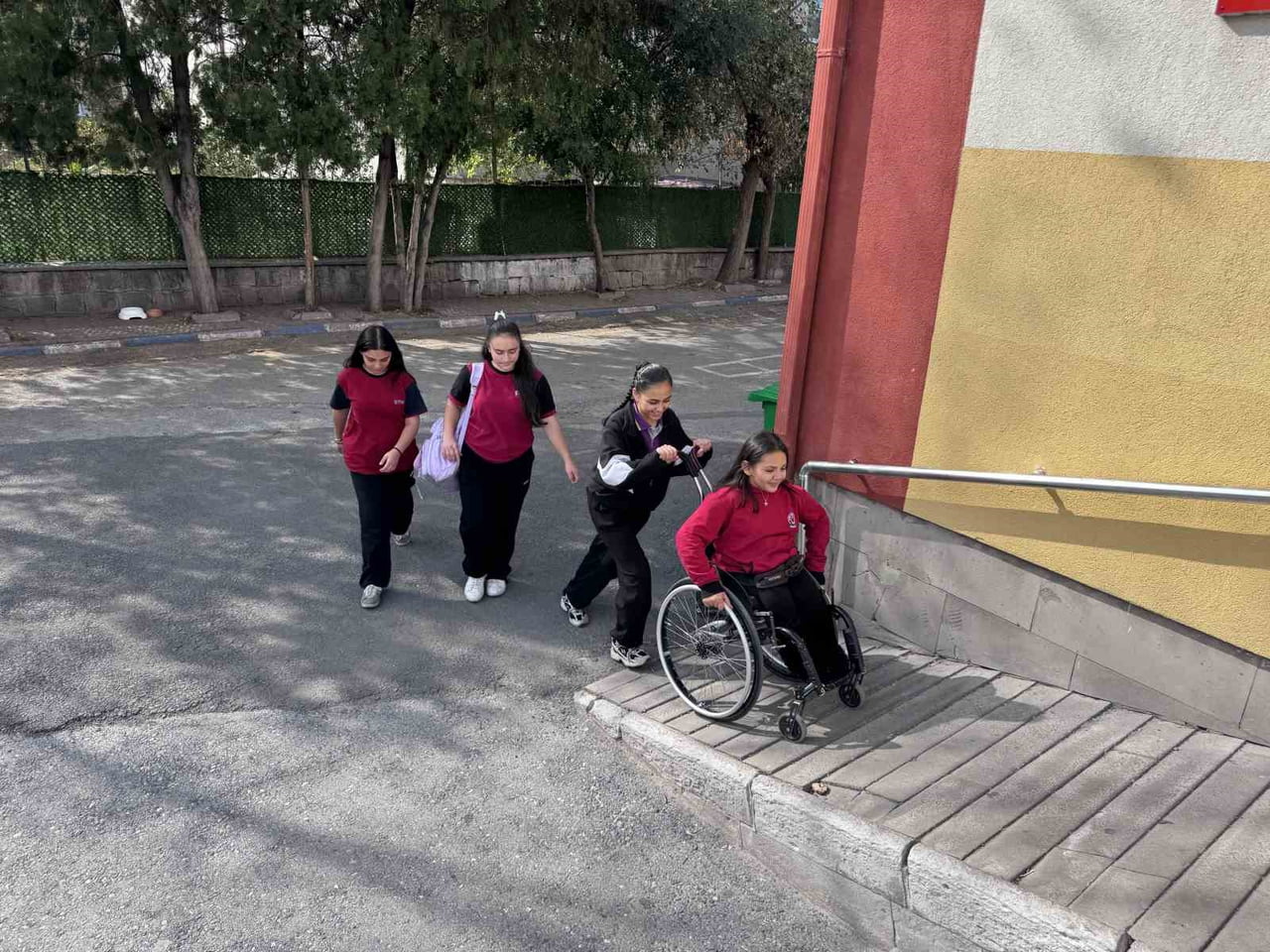 KAYSERİ'DE YAŞAYAN 8. SINIF ÖĞRENCİSİ BEDENSEL ENGELLİ ECRİN BÜTÜN, KENDİSİNİ YALNIZ BIRAKMAYAN...