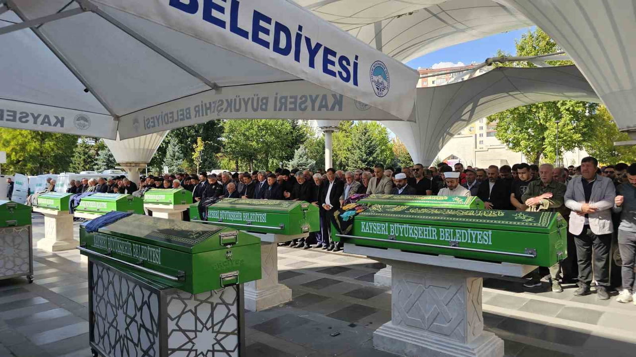 KAYSERİ'NİN İNCESU İLÇESİNDE MEYDANA GELEN TRAFİK KAZASINDA HAYATINI KAYBEDEN 3 KİŞİ TOPRAĞA...