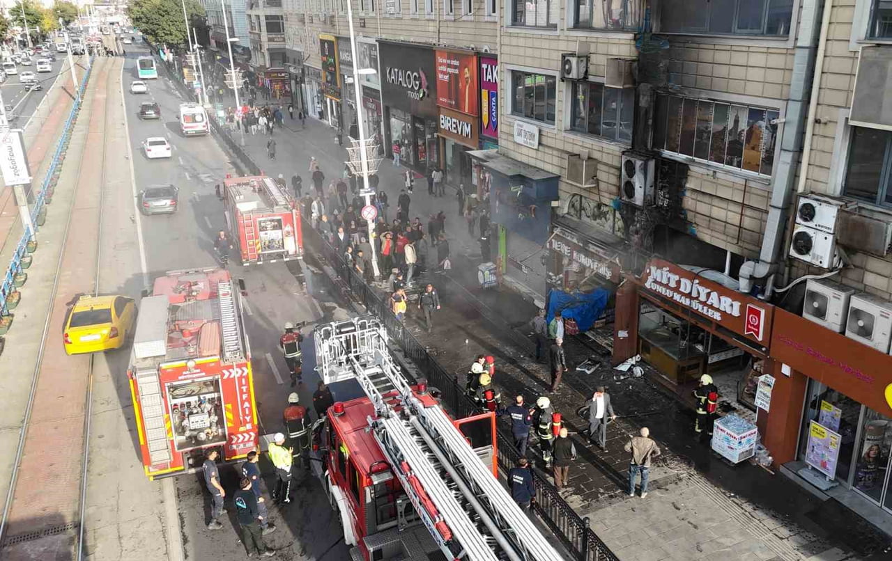 KAYSERİ'NİN MELİKGAZİ İLÇESİNDE BİR İŞYERİNDE ÇIKAN YANGIN, İTFAİYE EKİPLERİ TARAFINDAN...