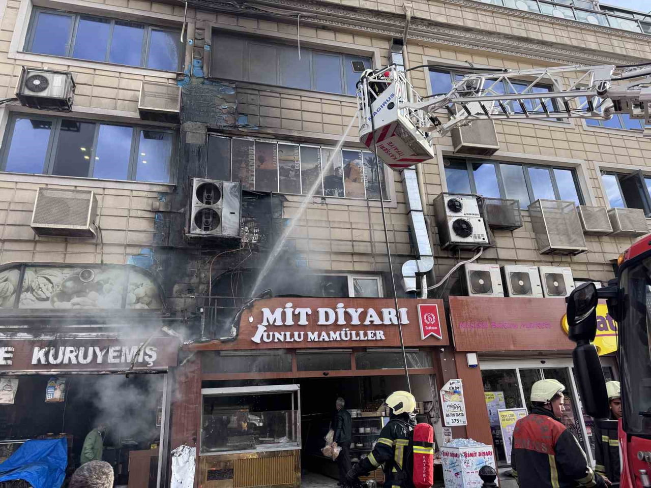 KAYSERİ'NİN MELİKGAZİ İLÇESİNDE BİR İŞYERİNDE ÇIKAN YANGINA İTFAİYE EKİPLERİ MÜDAHALE...
