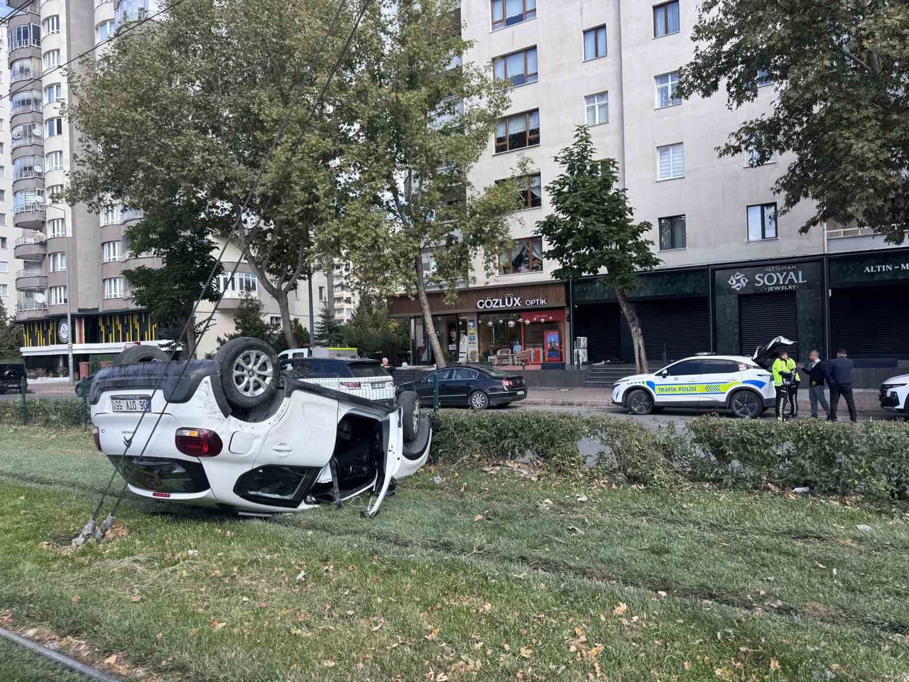 KAYSERİ'NİN MELİKGAZİ İLÇESİNDE KAZA YAPAN OTOMOBİLLERDEN BİRİ DEVRİLEREK TRAMVAY YOLUNA...