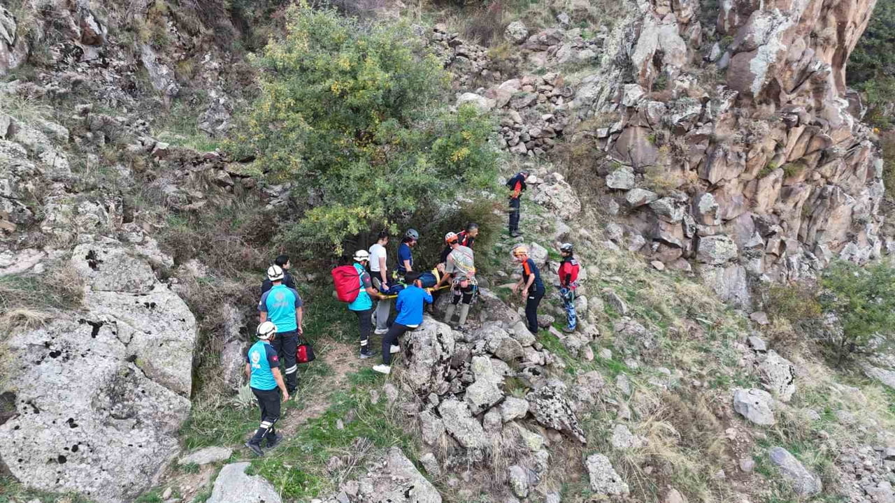 KAYSERİ'NİN MELİKGAZİ İLÇESİNDE YÜRÜYÜŞ YAPARKEN KAYALIKLARDAN DERE YATAĞINA DÜŞEN ŞAHIS, EKİPLER...