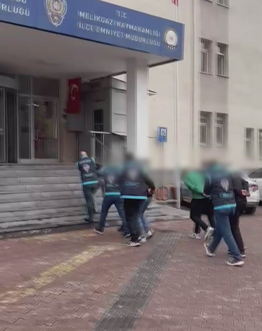 KAYSERİ’DE POLİS EKİPLERİ TARAFINDAN YAPILAN ÇALIŞMALARDA SİLAHLI KAVGAYA KARIŞAN 3 KİŞİ...