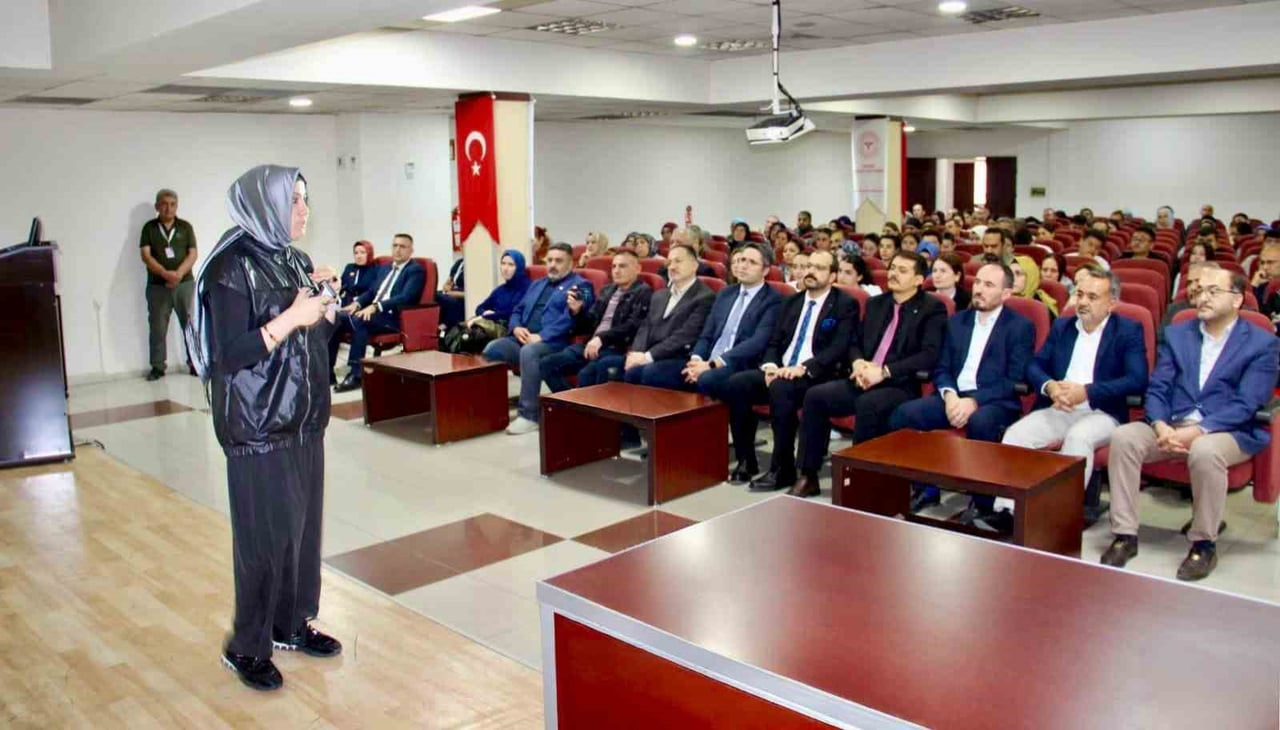 KAYSERİ DEVLET HASTANESİ'NDE KAYSERİ AİLE PLATFORMU DERNEĞİ TARAFINDAN HASTANE PERSONELİNE YÖNELİK...