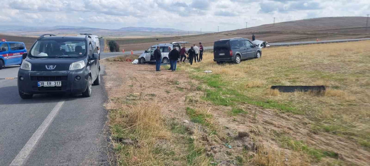 KAYSERİ’NİN BÜNYAN İLÇESİNDE HAFİF TİCARİ ARAÇ İLE OTOMOBİLİN ÇARPIŞTIĞI TRAFİK KAZASINDA, 1 KİŞİ...
