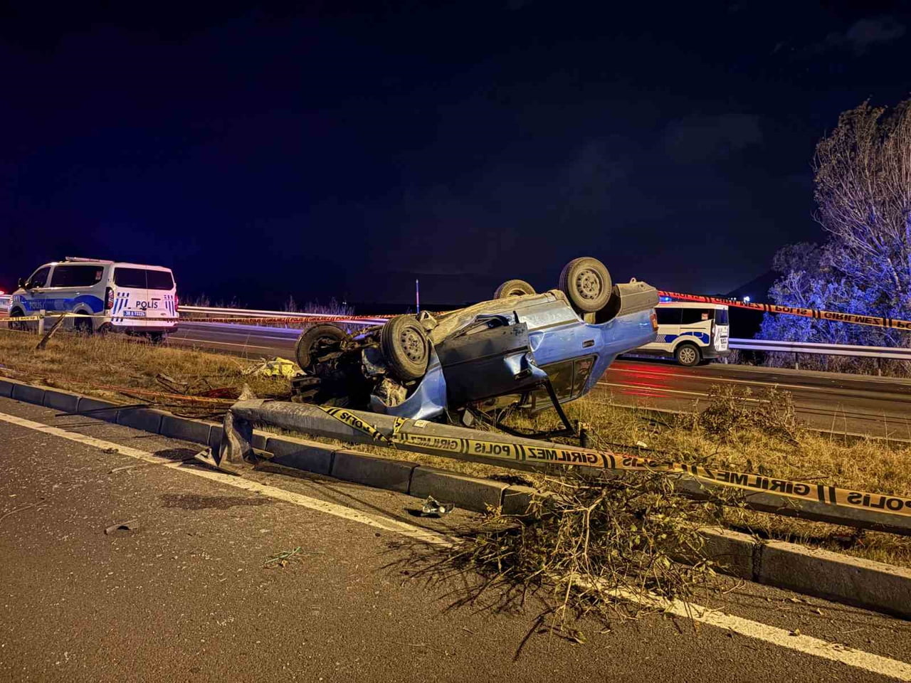 KAYSERİ’NİN MELİKGAZİ İLÇESİNDE AYDINLATMA DİREĞİNE ÇARPAN OTOMOBİL TAKLA ATARKEN, KAZADA 2 KİŞİ...