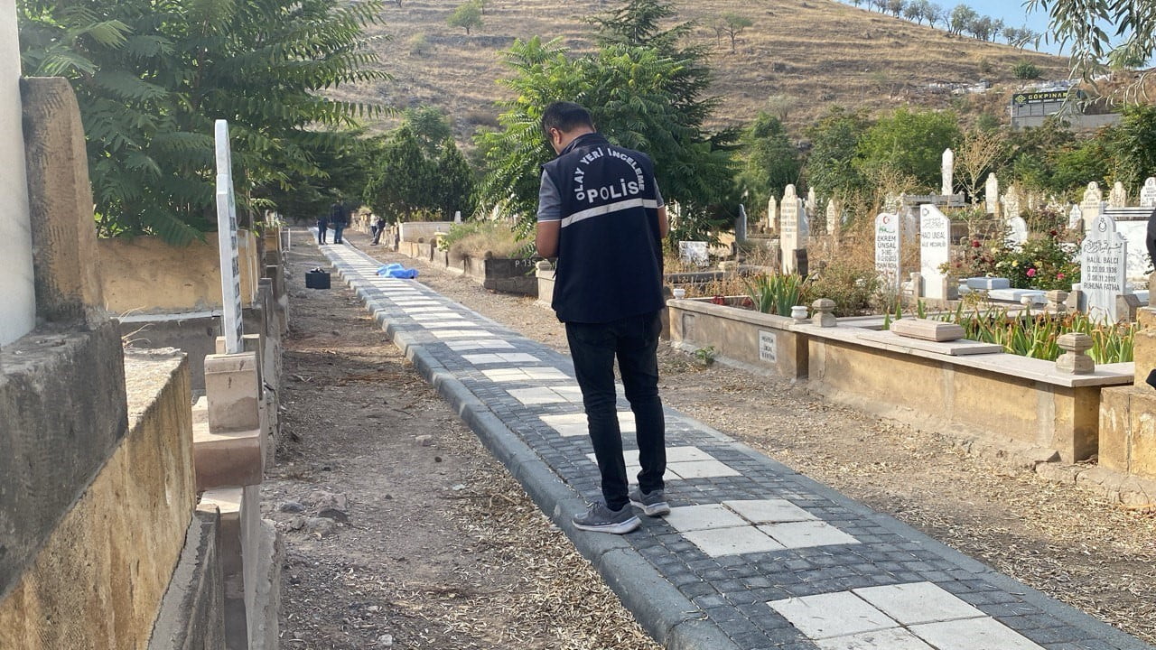 KAYSERİ’NİN MELİKGAZİ İLÇESİNDE BULUNAN BİR MEZARLIKTA KALBİNDEN BIÇAKLANMIŞ HALDE ÖLÜ BULUNAN...
