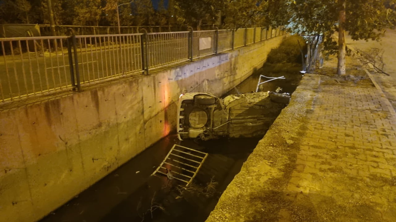 KAYSERİ’NİN MELİKGAZİ İLÇESİNDE KONTROLDEN ÇIKAN OTOMOBİL KANALA UÇARKEN, 2 KİŞİ...