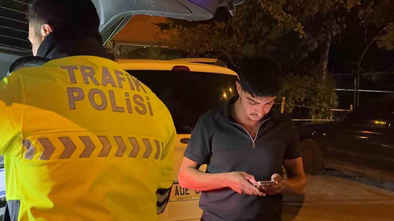 KAYSERİ’NİN MELİKGAZİ İLÇESİNDE POLİS EKİPLERİNİN ‘DUR’ İHTARINA UYMAYARAK, ÜZERLERİNE ARAÇ...