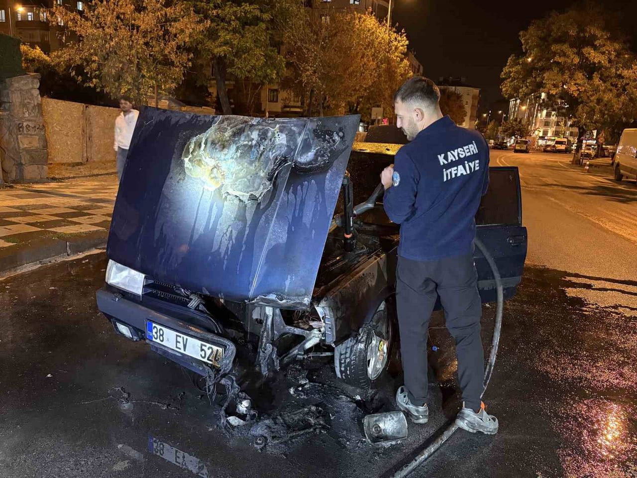 KAYSERİ’NİN MELİKGAZİ İLÇESİNDE SEYİR HALİNDEYKEN, ALEV ALAN OTOMOBİL İTFAİYE EKİPLERİNİN...