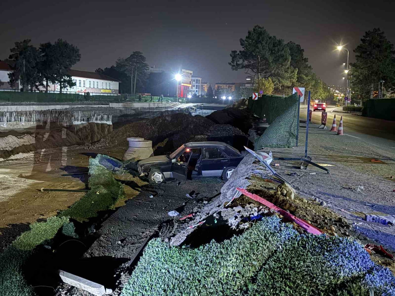 KAYSERİ’NİN MELİKGAZİ İLÇESİNDE VİRAJI ALAMAYAN OTOMOBİL, KAVŞAK ŞANTİYESİNE UÇTU. KAZADA...