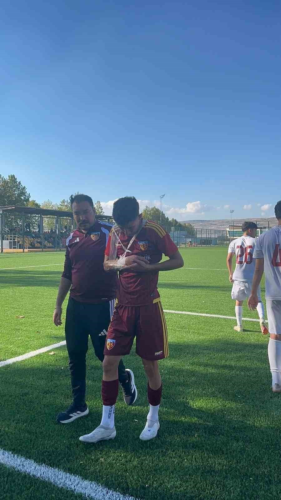 KAYSERİSPOR U19 TAKIMININ BAŞARILI OYUNCUSU HİLMİ TÜRKAN’IN HATAYSPOR MAÇINDA KOLU KIRILDI.